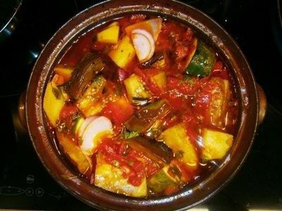 A Turkish dish cooked in a stone pot in the oven. It's quick and easy to cook. Salmon Tofu, Tofu Balls, Afghani Food, Blue Zone Diet, Turkish Spices, Soup Starter, Cook Salmon, Zone Diet, Veggie Delight