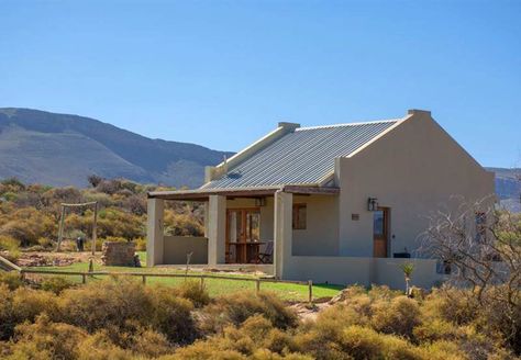 Game Lodge in Robertson / Set amidst spectacular mountains and fynbos in the Robertson Karoo, Amathunzi offers 3 000 ha of unspoilt peace and quiet ... Karoo Cottage, Cape Dutch, 1 Bedroom House, Game Lodge, Self Catering Cottages, Peace And Quiet, Farm Design, Old Farm Houses, Beautiful House Plans