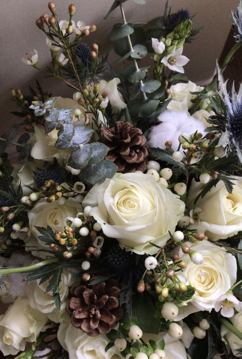 Mountain Bouquet Wedding, Winter Wedding Floral Decor, White Christmas Bouquet, Pinecone Wedding Decor, Pinecones Bouquet, Pinecone Wedding Decorations, Winter Wedding Flowers Bouquets, Pinecone Wedding, Pinecone Bouquet