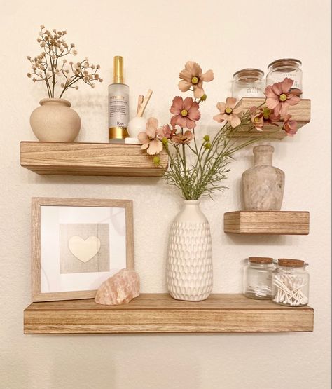 Bathroom Storage Display, Boho Floating Shelf Decor Bedroom, Decorate Shelf Bedroom, Cute Simple Bathroom Decor, Dainty House Decor, Pretty Shelf Decor, Small Floating Shelf Decor Living Room, Boho Bathroom Shelf, Spring Decor Bathroom