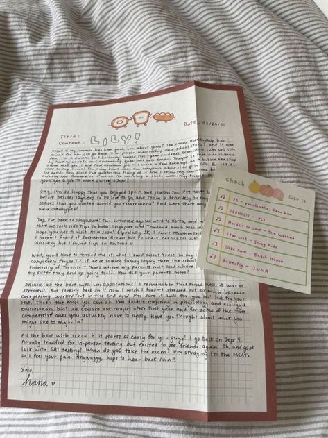 Cute Letter Writing Ideas, How To Make An Old Looking Letter, Letters Aesthetic For Friends, Things To Put In A Love Letter, Pen Pal Book, Aesthetic Penpal Letter Ideas, Letter Astethic, Aesthetic Letter Ideas For Friends, Penpal Aesthetic Ideas