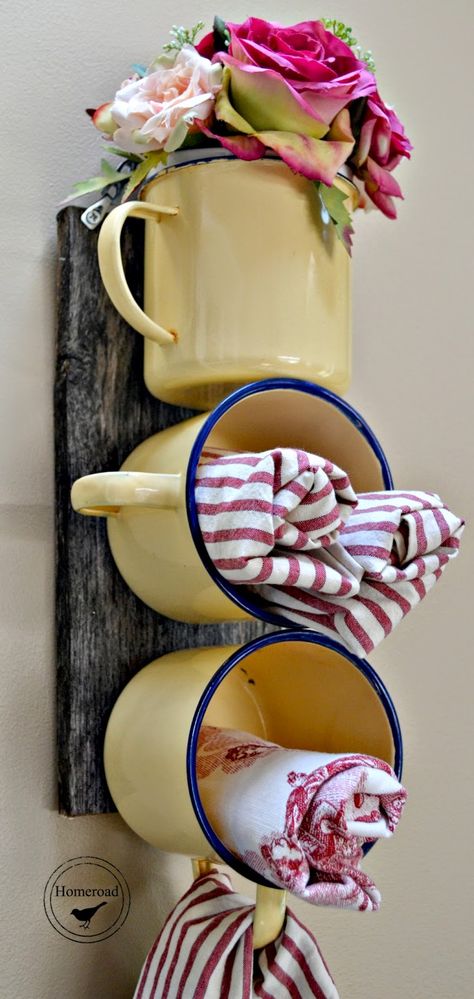 Enamel Mug Organizer-I stinkin love this! (I have some cute enamel mugs...I'm just too scared to drill into them!) Repurposed Kitchen, Koti Diy, Diy Upcycling, Deco Originale, Diy Upcycle, Diy Farmhouse Decor, Trash To Treasure, Ideas Creative, Farmhouse Style Decorating