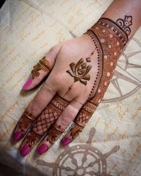 Small Mehndi Designs, Back Hand Bridal Mehndi, Small Mehndi, Simple And Beautiful Mehndi Designs, Backhand Mehndi Designs, Mehndi Designs For Front Hand, Mehndi Designs For Back Hand, Mehndi Designs For Back, Simple Henna Design