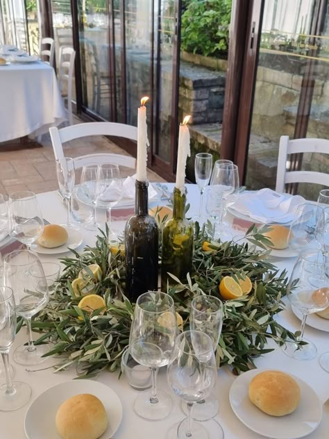 Tuscan Wedding Dinner Table, Citrus And Sage Wedding, Tuscan Italian Wedding Theme, Rustic Italian Party Decor, Tuscan Wedding Florals, Mediterranean Wedding Aesthetic, Italian Wedding Details, Tuscan Wedding Aesthetic, Greek Table Decor