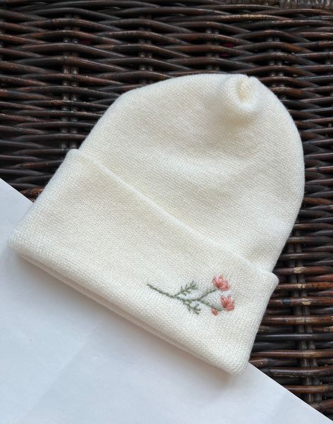 Embroidered Knit Hat, Hand Embroidery Beanie, Embroidery Beanie Ideas, Hand Embroidered Hat, Embroidery Hat Ideas, Embroidered Beanie Diy, Hand Embroidered Beanie, Embroidery On Beanie, Beanie Embroidery Ideas