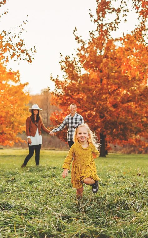 Fall Photoshoot Family, Family Outfit Ideas, Family Photo Poses, Fall Family Outfits, Family Photo Outfit Ideas, Family Photo Outfit, Autumn Family Photography, Cute Family Photos, Photo Outfit Ideas