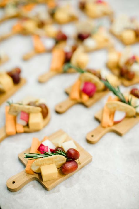 Mini Charcuterie Boards, Recept Sandwiches, Mini Cheese Boards, Individual Appetizers, Mini Charcuterie, Charcuterie Ideas, Charcuterie Inspiration, Party Food Platters, Charcuterie And Cheese Board