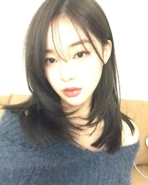 Streetwear Haircuts Women, Lob Haircut Korean, Haircuts For Sharp Features, Medium Japanese Haircut, Straight Hair No Styling, Cute Haircuts Medium Hair, Layered Bob Hairstyles Asian, K Pop Idols Short Hair, Asian Long Bob Haircut