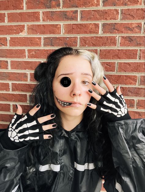 wybie lovat, coraline, costume, button eyes, other wybie, halloween, makeup, unique, girl Wybie Makeup, Other Wybie, Wybie Lovat, Coraline Halloween Costume, Coraline Button Eyes, Coraline Makeup, Makeup Unique, Coraline Costume, Coraline And Wybie