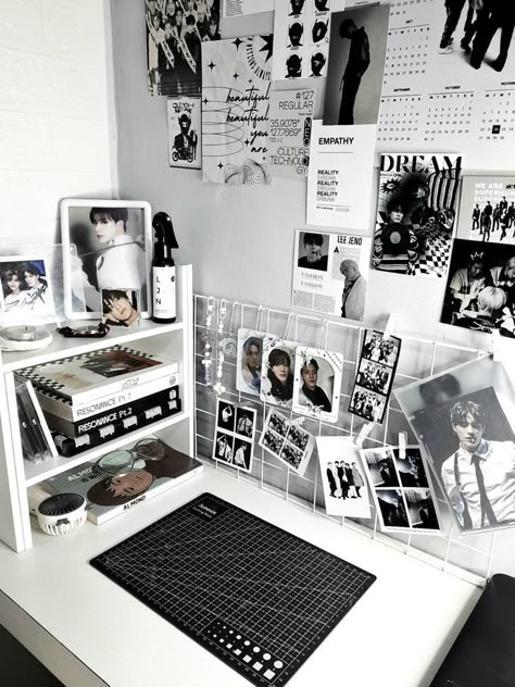 Desk Wall Deco, Desk Inspo Black And White, Black Desk Aesthetic, Skz Room Ideas, Desk Set Up Aesthetic, Kpop Desk Setup, Kpop Room Aesthetic, Kpop Room Ideas, Kpop Desk