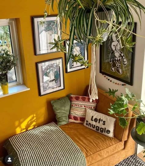 Earthy Accent Wall, Yellow Accent Wall Living Room, Decoration Trends 2023, Home With Sunroom, 2023 Home Decor Trends, Yellow Walls Living Room, Creative Accent Wall Ideas, Creative Accent Wall, Yellow Accent Walls