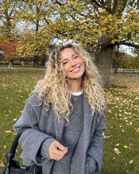 Blonde Highlights On Blonde Hair Curly, Ash Blonde Balayage Curly Hair Natural, Natural Blonde Curls, Perm Blonde Hair, Curly Blonde Hair Aesthetic, Blonde Curly Hair Highlights, Curly Hair Blonde Balayage, Light Blonde Curly Hair, Blonde Balayage Curly Hair Natural