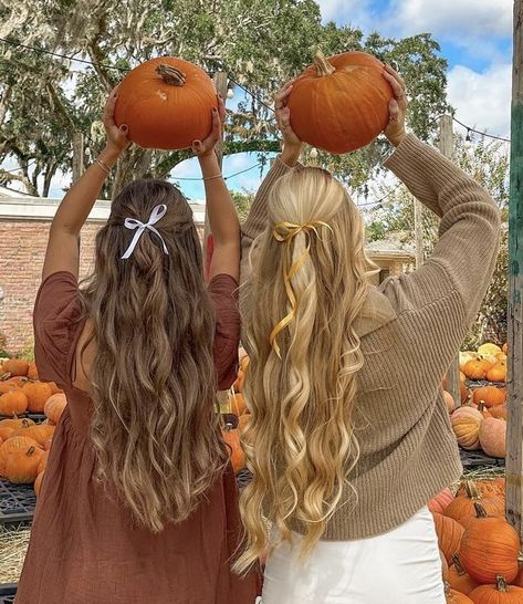 Pumpkin Patch Photoshoot, Pumpkin Patch Pictures, Studera Motivation, Fall Friends, Fall Mood Board, Hair Ribbons, Fall Inspo, Fall Photoshoot, Fall Feels