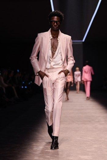 Tom Ford Mens Suits, Pink Suit Men, Tom Ford Menswear, Men In Pink, Summer Collection Men, Summer Menswear, Jay Gatsby, Tom Ford Clothing, Gender Fluid Fashion