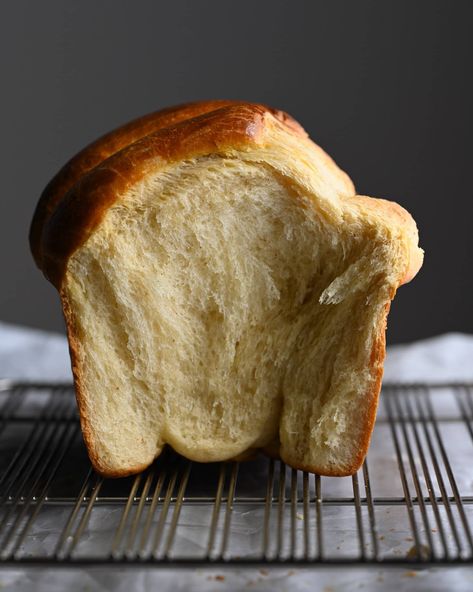 Super soft and tender homemade brioche made milk bread style and with brown butter so it has a nutty or subtle 'toffee' like flavor. Brown Butter Bread, Brioche Recipe Ideas, Brown Bread Recipes, Homemade Brioche Bread, Bread Style, Brioche Bread Recipe, Homemade Brioche, Savory Breads, Brioche Recipe