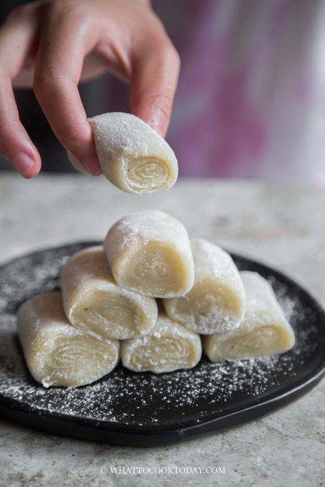 Hong Kong Banana Mochi Rolls (Made with Real Bananas) Asian Banana Cake, Asian Baked Desserts, Mochi Rice Flour Recipes, Hawaiian Mochi Recipe, Easy Homemade Mochi, Gluten Free Gourmet Recipes, Chinese Deserts Recipes, Savoury Mochi, Easy Asian Snacks