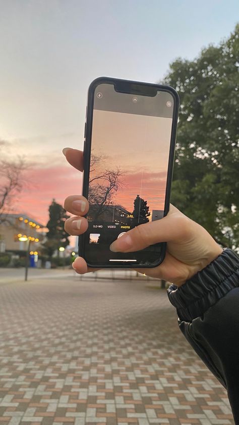 #sunset #unilife Pretty Iphone Cases, Cool Instagram Pictures, Foto Ideas Instagram, Aesthetic Pastel Wallpaper, Apple Phone, Cute Phone Cases, Sky Aesthetic, Pastel Aesthetic, Friend Pictures