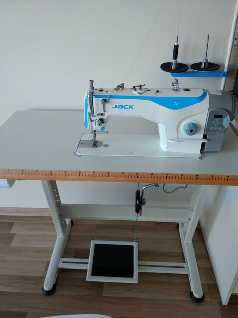 SEWING MACHINES REVIEWS Industrial sewing machine at home (my review) Lovely blog! Industrial Sewing Machine Tutorials, Mens Sewing, Sew Machine, Sewing Machines Best, Sewing Aesthetic, Sawing Machine, Mens Sewing Patterns, Ways To Lace Shoes, Easy Dress Sewing Patterns