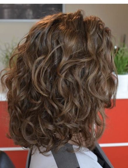 Thick Wavy Hair Face Framing Layers, Mid Length Layered Curly Haircuts, Short Wavy Hair Layers Shoulder Length, Shoulder Length Wavy Haircuts For Women, Layers For Short Wavy Hair, Layered Bob Hairstyles Wavy, Shoulder Length Wavy Hair Natural, Wavy Haircuts Short Layered, Shoulder Length Permed Hair Loose Waves