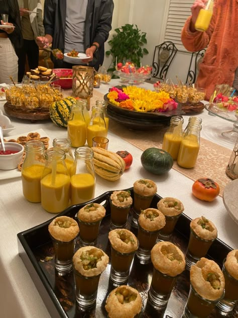 Pani Puri Presentation Ideas, Haldi Food Ideas, Indian Party Food Platters, Pani Puri Table Setup, Diwali Party Hosting Ideas, Diwali Party Aesthetic, Shaadi Food, Pani Puri Party Ideas, Diwali Food Decoration Ideas