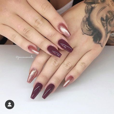 Maroon And Pink Nails, Rose Gold And Burgundy Nails, Burgundy And Rose Gold Nails, Gold And Burgundy Nails, Rose Gold Nail Ideas, Gold Nail Art Designs, Gold Nail Ideas, Rose Gold And Burgundy, Rose Gold Nails Glitter