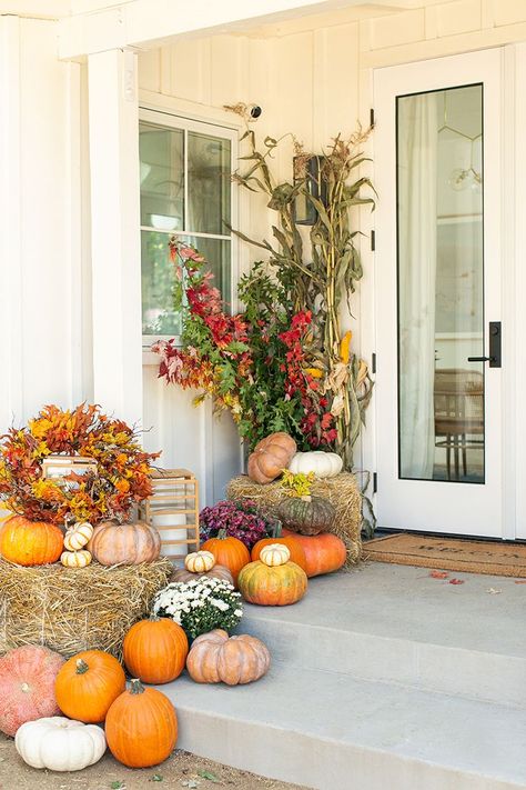 Our favorite fall porch decorating ideas and styling tips for decorating your fall porch! #Fall #Porch #Decorating #FallDecoratingIdeas #PorchIdeas #Pumpkins #HayBales #Fall #Styling #FrontPorch #FallPorch Fall Decor With Hay Bales, Fall Entertaining Ideas, Fall Yard Decor, Fall Porch Ideas, Outdoor Fall Decor Ideas, Porch Decor Fall, Outside Fall Decor, Fall Front Porch Ideas, Porch Pumpkins