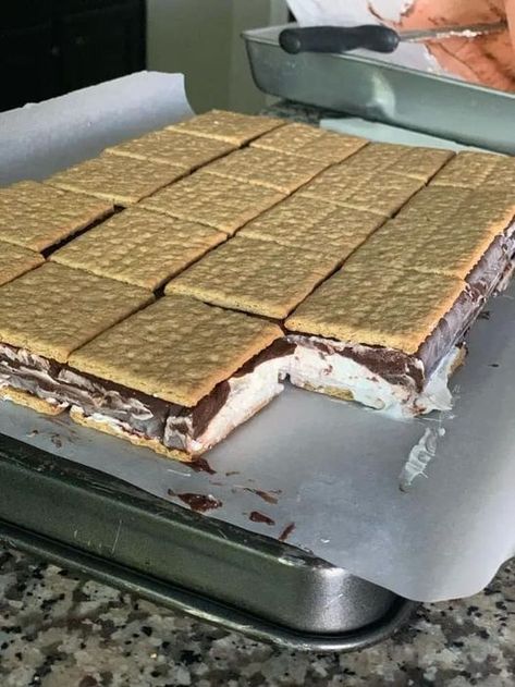 Weight Watchers Community Smores Ice Cream Sandwich, Frozen Smores, Smores Ice Cream, Ice Cream Sandwiches Recipe, Biscuits Graham, Marshmallow Cream, Ice Cream Cakes, Ww Desserts, Marshmallow Creme