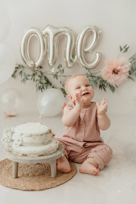 Cake Ideas For 1st Birthday, Ideas For 1st Birthday, Creative Cake Designs, Smash Cake Ideas, Baby Birthday Photoshoot, 1st Birthday Celebration, 1st Birthday Girl Decorations, 1st Birthday Party For Girls, 1st Birthday Pictures