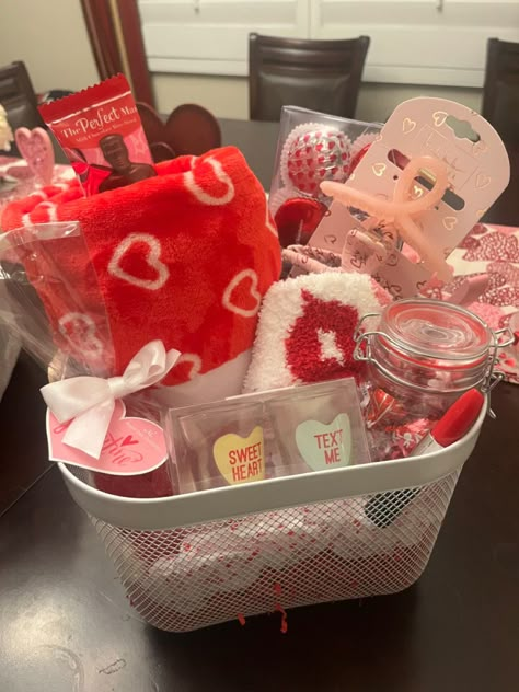 Valentine’s Day Presents For Best Friend, Boo Baskets Valentines, Bae Baskets For Friends, Valentines Gift Basket For Best Friend, Girly Gift Baskets Valentines Day, Valentine Gift Basket For Friends, Cheap Valentines Basket, Valentines Basket For Bestie, Valentines Day Basket Ideas For Friends