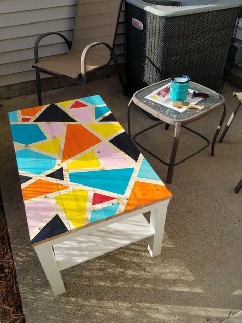 Diy Table Top Ideas Painted Furniture, Painted Coffee Tables Diy, Paint Wooden Coffee Table, Coffee Table Painting Ideas Diy, Diy Painted Table Top Ideas, Diy Painted Table, Painted Wooden Table, Sticker Table, Funky Coffee Table Diy