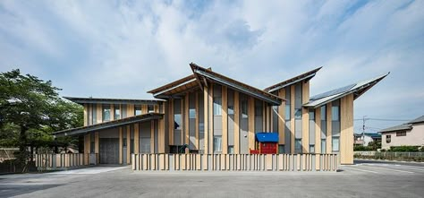 the roofscape reflects the residential neighborhood of saitama city and accommodates around 150 children with facilities that combine both a nursery school and kindergarten. Roof Design Architecture, Architecture Roof, Educational Architecture, Butterfly Roof, Roofing Ideas, Kindergarten Design, Kengo Kuma, Storage Shed Plans, Japanese Architect