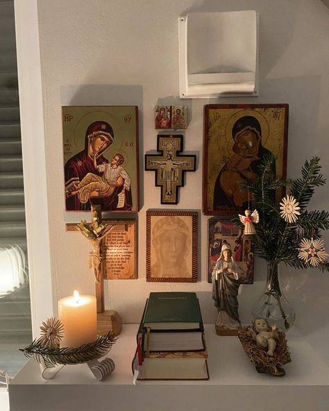 Catholic Prayer Corner, Altar Catholic, Home Altar Catholic, Catholic Altar, Prayer Bible, Catholic Decor, Prayer Corner, Prayer Time, Religious Pictures