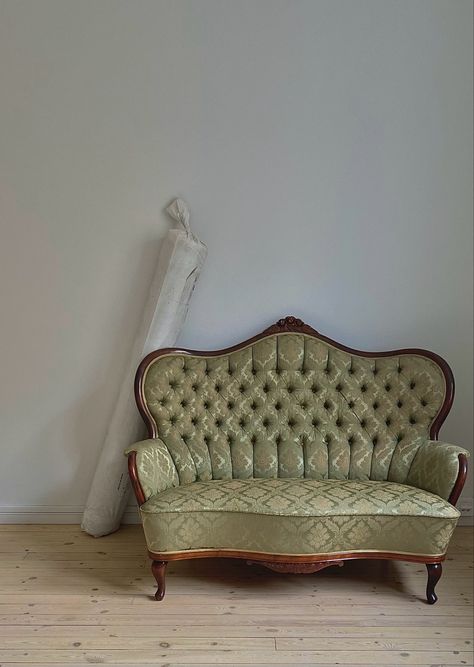 Vintage White Couch, Grandma Couch Aesthetic, Cottage Core Sofa, Vintage Couches Living Room, Vintage Couch Aesthetic, Vintage Sofa Aesthetic, Antique Couch Living Room, Antique Sofa Living Room, Pride And Prejudice Home