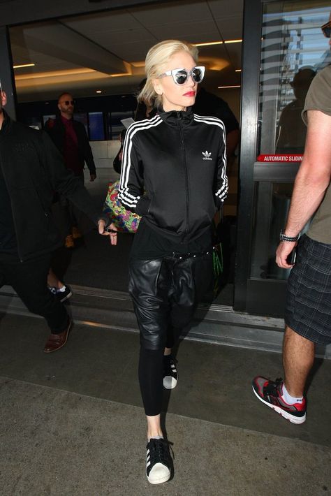 While tracksuits can be cute as is, Gwen Stefani opted to make things more interesting, swapping out the matching pants for loose leather joggers. Celebrity Travel Style, Adidas Street Style, Looks Adidas, Adidas Outfits, Gwen Stefani Style, Celebrity Airport Style, Travel Outfit Plane, Look Adidas, Celebrity Style Inspiration