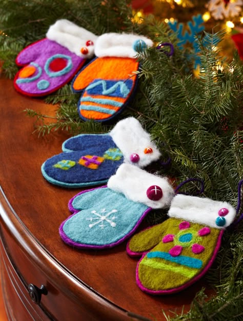 Christmas Felt Ornaments, Felt Ornaments Diy, Mitten Ornaments, Ornaments Ideas, Felt Christmas Decorations, Ornaments To Make, Christmas Felt, Felt Ideas, Felt Craft