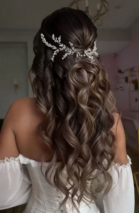 Bride Hairstyles Headband, Hairstyle For Wedding Gown, Wedding Hairstyles With Hair Piece, Bohemian Hairstyles Wedding, Bride Hair Long, Peinados Elegantes Sueltos, Brown Wedding Hair, Cute Wedding Hairstyles, Medium Length Hair Hairstyles