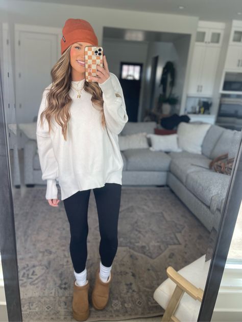 Cute Comfy Outfits Winter, Maternity Clothes Winter Casual, Winter Maternity Outfits Leggings, Fall Outfits Postpartum, Cute Comfy Maternity Outfits, Legging Crewneck Outfit, Mini Ugg Boots Outfit Sweatpants, Comfy Mom Outfits Winter, Cute Crewneck Outfits