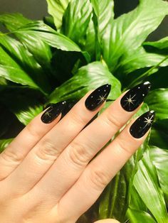 Matte Witchy Nails, Black Gold Star Nails, Halloween Dark Nails, Black Silver Star Nails, Black Nails Gold Design, Dark Star Nails, Subtle Goth Nails, Black Starry Nails, Tarot Inspired Nails