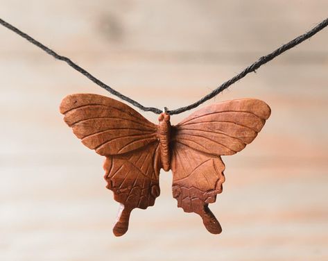 Small Wood Carving, Wood Carving Projects, Wood Jewelry Diy, Wooden Jewelery, Dremel Crafts, Wood Leaf, Wood Butterfly, Carving Projects, Wood Jewelery