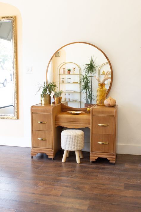 Wooden Dresser With Mirror, Vanity Ideas Bedroom Boho, Cottage Core Vanity, Unique Vanity Ideas, Wooden Vanity Bedroom, Boho Makeup Vanity, Boho Vanity Ideas, Cute Dressing Table, Heaven Room