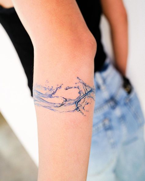 Minji seo en Instagram: “Water band 💦 . Booking for Los Angeles! Please contact me link in bio @guseul_tattoo *you must be 18 or older to schedule  * Design…” Water Based Tattoos, Water Armband Tattoo, Water Line Tattoo, Horizontal Tattoos For Women, Watercolor Wave Tattoo, Water Related Tattoos, Water Inspired Tattoo, Under Water Tattoo, Water Tattoo Design