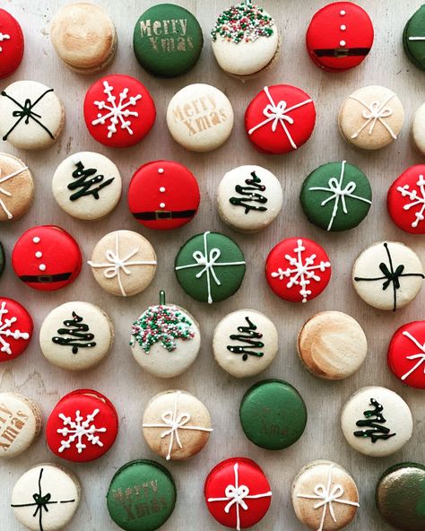 Macroon Cake Ideas, Christmas Macarons Decoration, Xmas Macarons, Christmas Macaron Recipe, Macaroon Christmas, Christmas Macaroons, Macaroons Christmas, Mini Christmas Cakes, Donut Decorating Ideas