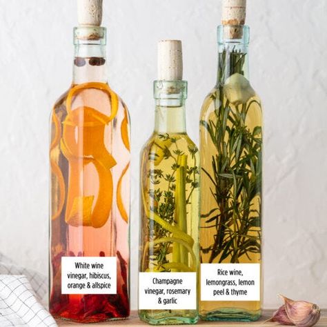 Infused Oil And Vinegar Recipes, Herbed Vinegar Recipes, Infused Cooking Oil Recipes, Herb Infused Vinegar, Flavoured Vinegar Recipes, Infused Cooking Oils, Infused Balsamic Vinegar Recipes, Diy Infused Olive Oil Recipes, Olive Oil Infusions