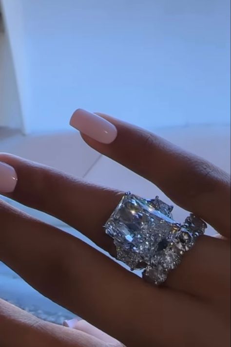 Baddie Wedding Ring, Diamond Rings Black Women, Big Diamond Rings For Women, Cardi B Engagement Ring, Ring On Black Skin, Biggest Wedding Ring, Big Wedding Rings Gold, Huge Wedding Rings Big Diamonds Rocks, Huge Diamond Ring