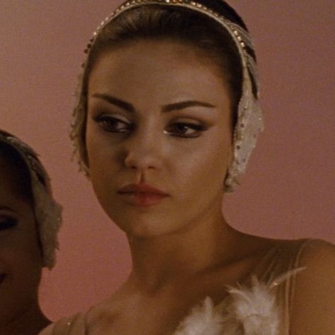 Mila Kunis In Black Swan, Mia Kunis Black Swan, Mika Kunis Black Swan, Black Swan Nina And Lily, Nina Sayers Pfp, Black Swan Mila Kunis, Movie Profile Picture, Lily Black Swan, Mila Kunis Black Swan