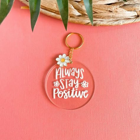 Inspirational Keychain Ideas, Cute Cricut Keychains, Vynil Keychain Ideas, Small Business Items To Sell, Things To Make With Your Cricut, Custom Acrylic Keychains, Cricut Projects Keychain, Diy Keychain Cricut, Key Chains With Cricut