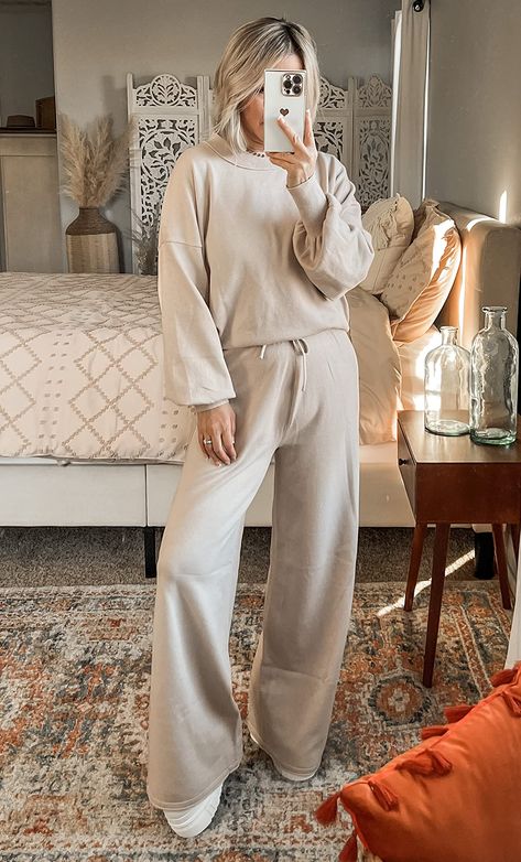 Cute Loungewear Outfits, Wide Leg Sweatpants Outfit, Best Loungewear Sets, Lounge Set Outfit, Amazon Loungewear, Sweater Lounge Set, Elegant Lounge, Womens Loungewear Sets, Loungewear Outfits