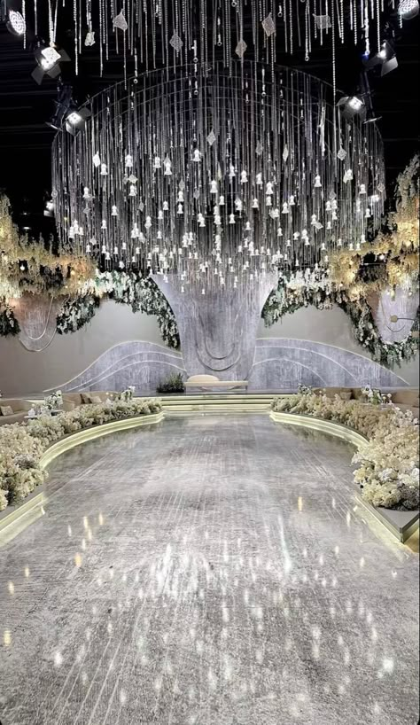 Pelamin Nikah Mewah, Khaleeji Wedding Decor, Luxury Wedding Venues Indoor, Luxurious Wedding Decor, Royalty Wedding Theme, Dream Wedding Reception, Classic Wedding Decorations, Wedding Entrance Decor, Indoor Wedding Receptions