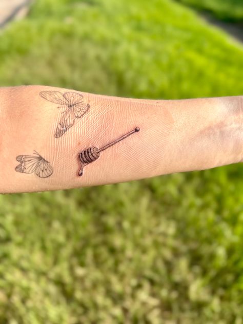 Harry Styles “Daylight” Tattoo. “Dip you in honey so I can be sticking to you” Small Honey Tattoo, Honey Dipper Tattoo, Miss Honey Tattoo, Honey Bear Bottle Tattoo, Honey Wand Tattoo, Honey Stick Tattoo, Honey Spoon Tattoo, Honey Pot Tattoo Simple, Honey Tattoos