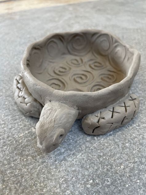 Turtle Bowl Pinched Ceramic Bowl, Animal Bowls Ceramic, Animal Vessels Ceramics, Turtle Pinch Pot, Clay Tortoise, Turtle Bowl, Clay Workshop, Coil Pots, Beginner Pottery